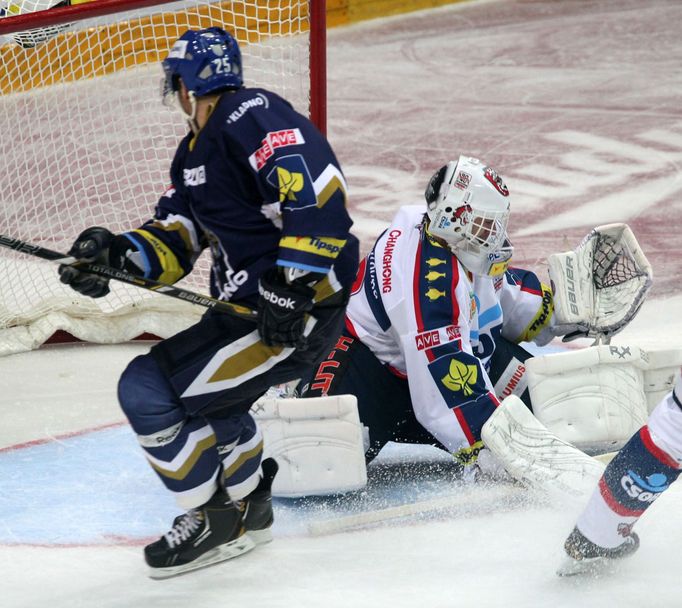 Hokejista Kladna Marek Hovorka střílí gól Martinu Růžičkovi v 5. kole Tipsport extraligy 2012/13 s Pardubicemi.