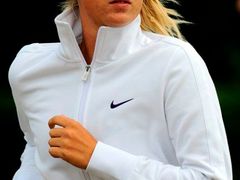 Maria Šarapovová při rozcvičce před svým prvním zápasem na Wimbledonu.