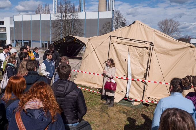 Studenti lékařské fakulty na Masarykově univerzitě v Brně jsou zaškolováni pro odebírání stěrů v mobilních stanech.