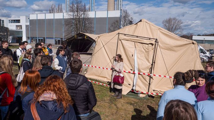 Studenti lékařské fakulty na Masarykově univerzitě v Brně jsou zaškolováni pro odebírání stěrů v mobilních stanech.