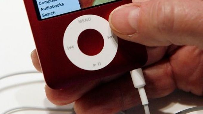 V každém iPodu je podle britské studie v průměru 800 ilegálně stažených písní.