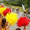 Roztleskávačky a cyklisté během 14. etapy Tour de France
