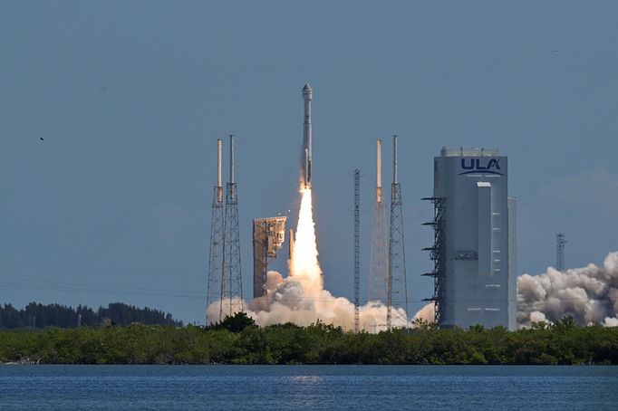 Start vesmírné lodi Starliner společnosti Boeing s dvěma astronauty na palubě.