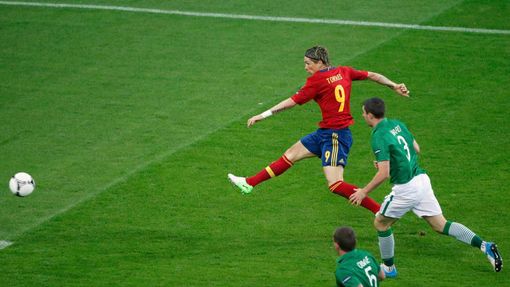 Fernando Torres střílí gól během utkání Španělska s Irskem ve skupině C na Euru 2012.