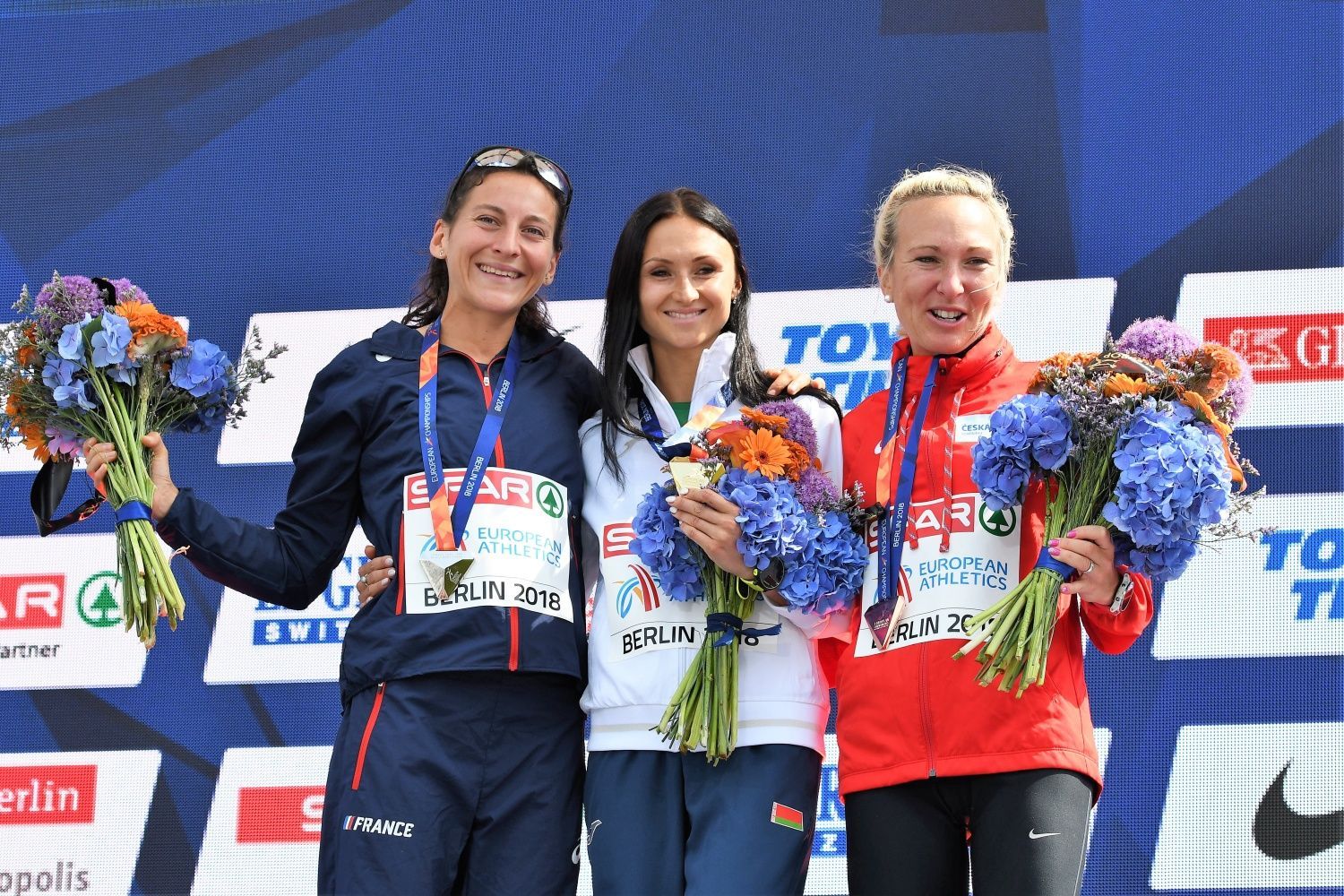 Eva Vrabcová-Nývltová (vpravo) na stupních vítězů po maratonu na ME v atletice v Berlíně 2018