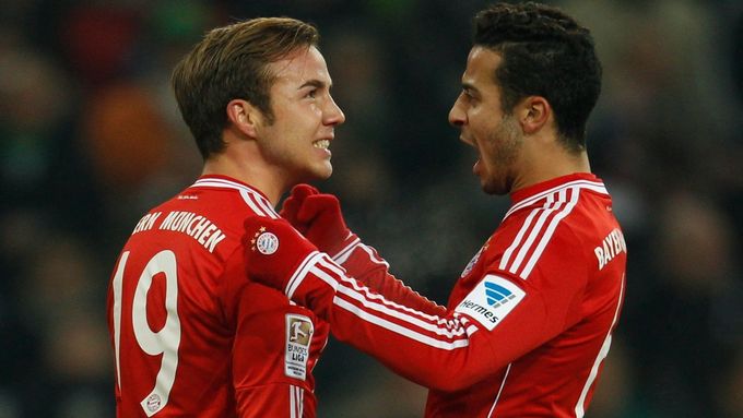 Mario Götze nasměroval Bayern k další výhře. Ke gólu mu gratuluje Thiago Alcantara.