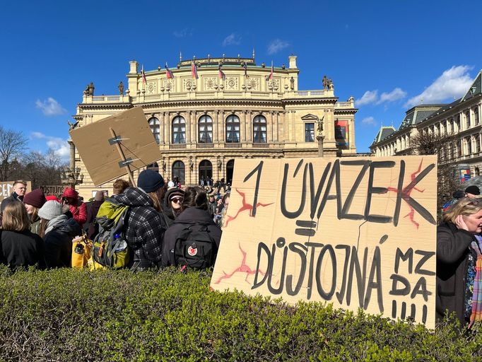 Vysokoškolští pedagogové protestovali proti nízkým mzdám.