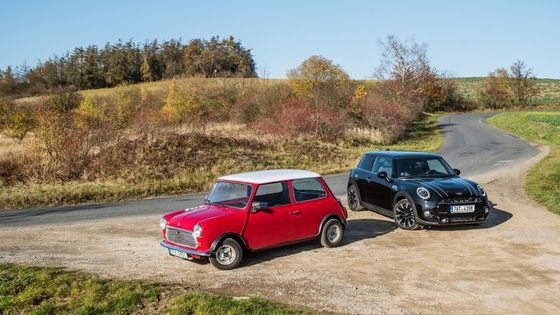 Anglický Trabant proti svému prapravnukovi. Co mu chybí pod kapotou, dohání zábavou