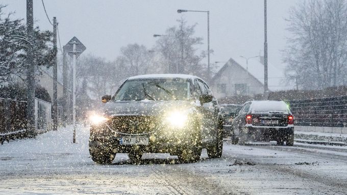 Sníh a ledovka od pondělního rána komplikují dopravu v Česku i na Moravě; snímek byl pořízen v Hradci Králové; 23. listopadu 2025.
