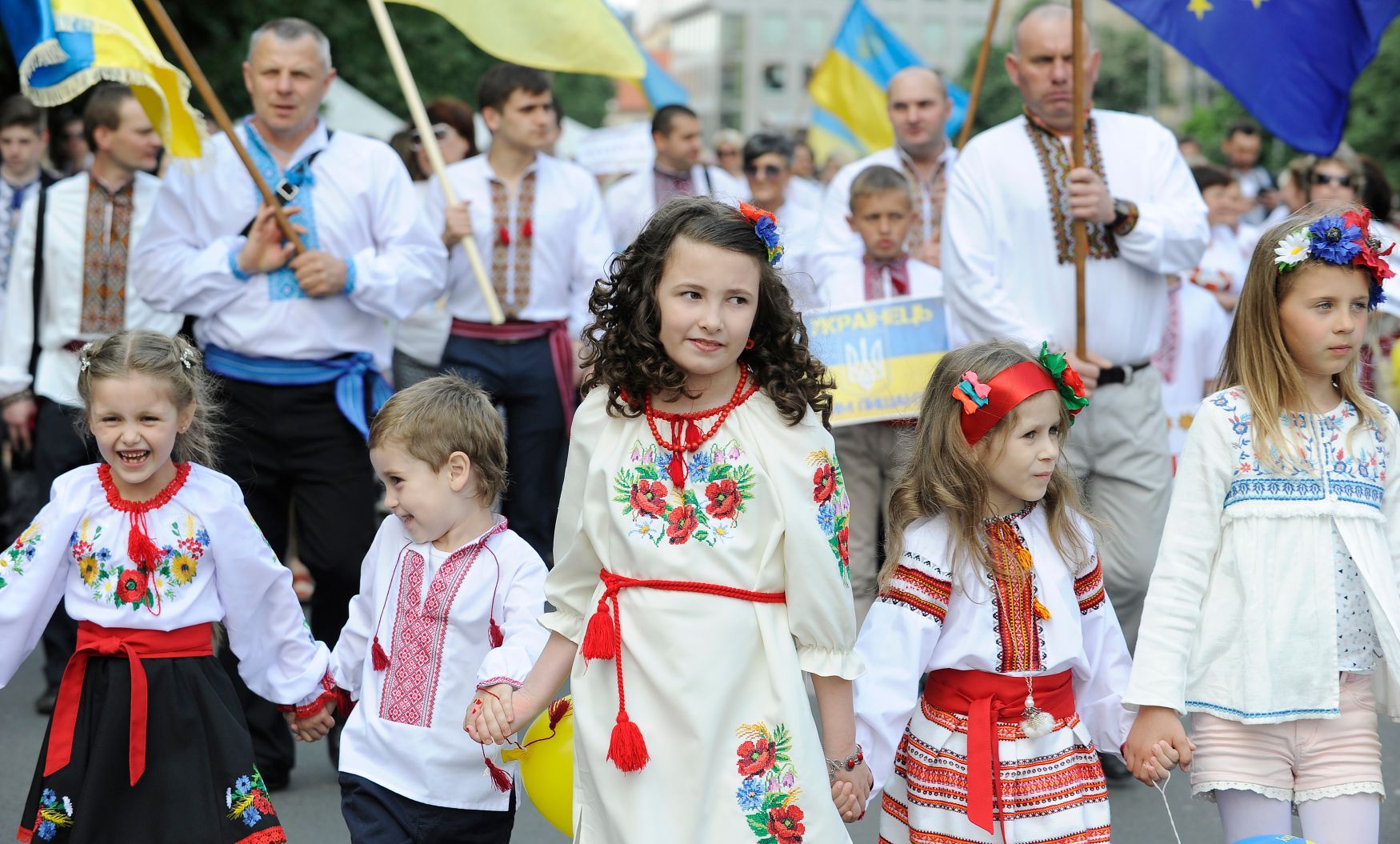 Průvod Ukrajinců Prahou v krojích