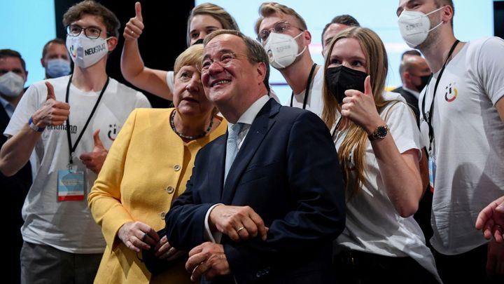 Odcházející Merkelová se v kampani jasně postavila za kandidáta Lascheta; Zdroj foto: Reuters