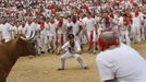 A reveller taunts a fighting cow in the Plaza de Toros, following the first running of the bulls of the San Fermin festival in Pamplona July 7, 2012. After the bull run, runners remain in the bullring and small fighting cows are released. REUTERS/Joseba Etxaburu (SPAIN - Tags: SOCIETY ANIMALS) Published: Čec. 7, 2012, 9:34 dop.