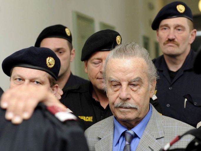 Josef Fritzl přichází k soudu vyslechnout si rozsudek.