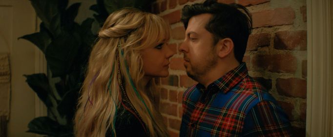 Carey Mulliganová jako Cassandra a Christopher Mintz-Plasse coby Neil.