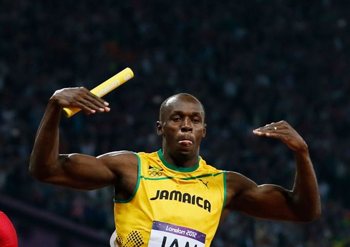 Jamajský sprinter Usain Bolt se raduje z vítězství a světového rekordu ve štafetě 4x100 metrů na OH 2012 v Londýně.