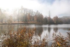 Česko čeká sychravé a deštivé počasí, o víkendu se vyjasní a oteplí