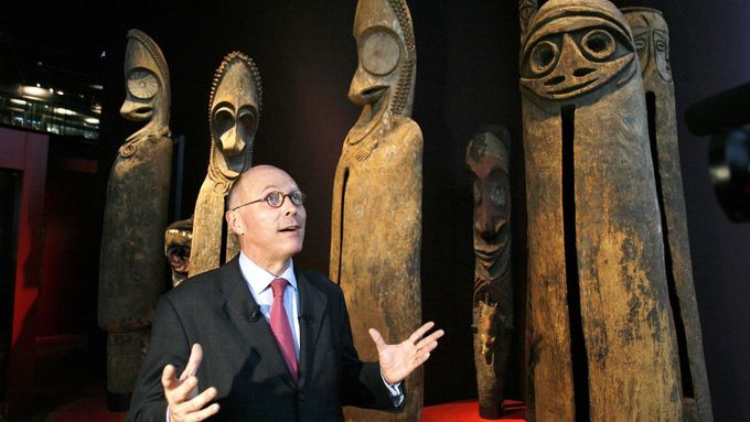 Podle kritiků totiž výstava dostatečně nevysvětluje, kolik škody francouzský kolonialismus napáchal.