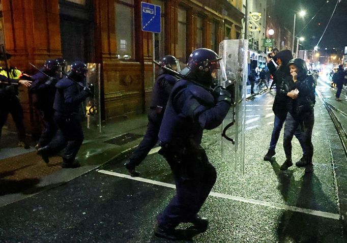 V Dublinu vypukly nepokoje poté, co neznámý útočník pobodal několik lidí včetně dětí.