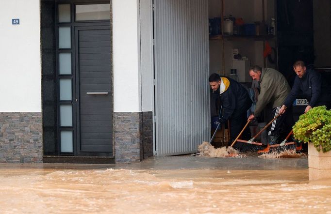 Zaplavená ulice ve městě Llombai u Valencie.