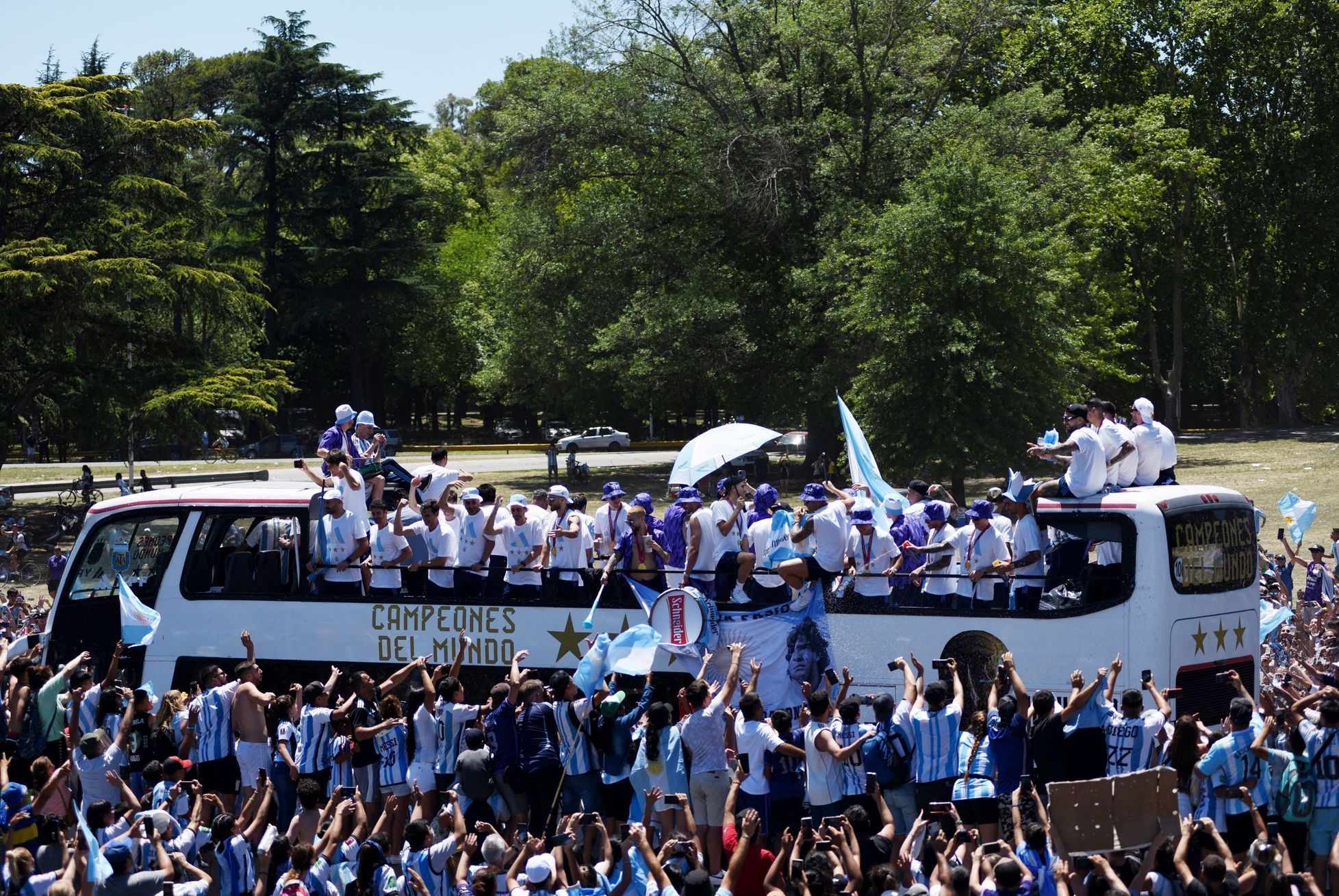 Fotbalisté Argentiny projíždějí davem fanoušků
