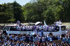 V argentinských ulicích slavilo pět milionů fanoušků. Prezidentovi gratuloval i Putin