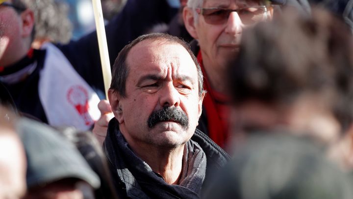Do odborářských demonstrací se zapojily desítky tisíc Francouzů, včetně žlutých vest
