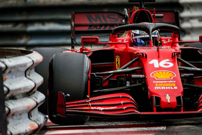 Charles Leclerc ve Ferrari v kvalifikaci na VC Monaka F1 2021