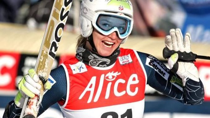 Americká sjezdařka Julia Mancusová se raduje z vítězství ve sjezdu ve Val d'Isere.