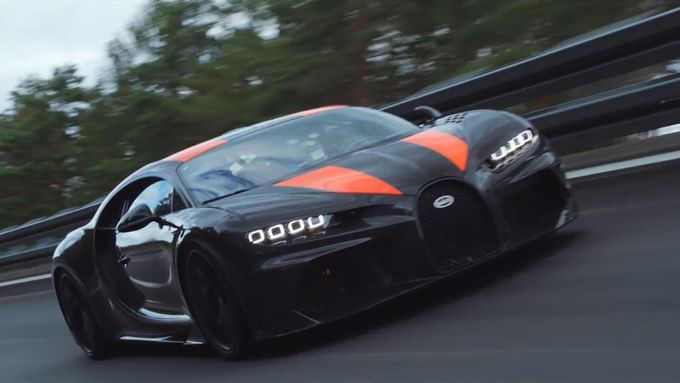 Podívejte se, jak se prototyp Bugatti přiblížil rychlosti 500 kilometrů za hodinu.
