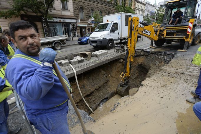 V Ječné ulici v centru Prahy prasklo vodovodní potrubí, tramvaje nepojedou několik dní