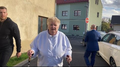 Lidé padají hlady na držku, tvrdí paní Marie z Oseku, která volí Babiše