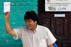 Bolívie schválila pro-indiánskou ústavu, Morales slaví