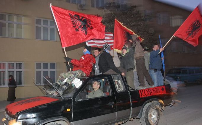 Čím větší auto, tím více pasažérů a vlajek.