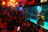 Tradiční představení trochu jinak - v Kuala Lumpur se odehrálo v akváriu.