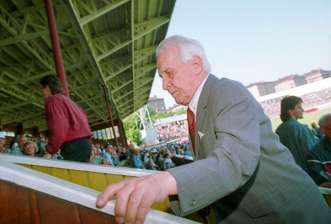 František Plánička, dlouholetý čs.reprezentant v kopané, hráč SK Slavia
oslavil své 90.narozeniny na hřišti Slavie v Edenu. Rok 1994