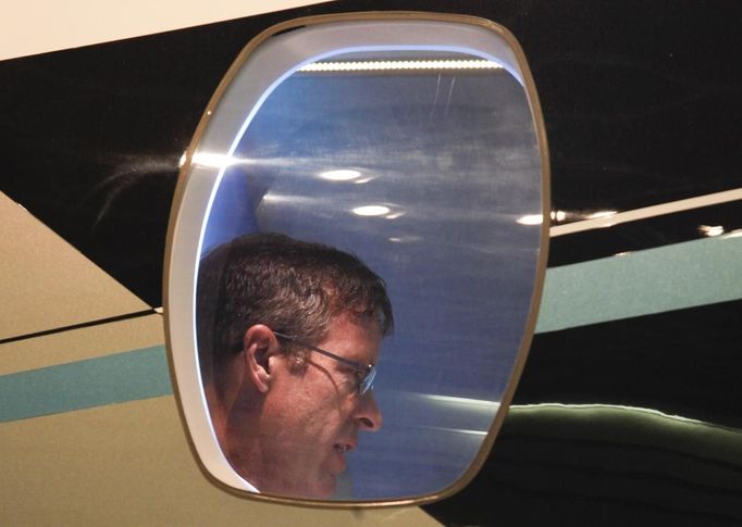 Cessna employee Gary Sauber sits in a Cessna Citation Longitude jet during a tour of the Cessna business jet assembly line at their manufacturing plant in Wichita, Kansas August 14, 2012. One of Cessna Aircraft Company CEO and president Scott Ernes' first moves after joining in May 2011 was to carve Cessna up into five units, each of which run by an executive who was responsible for whether the unit reported a profit or loss. Picture taken August 14, 2012. REUTERS/Jeff Tuttle (UNITED STATES - Tags: TRANSPORT BUSINESS) Published: Srp. 22, 2012, 11:42 dop.