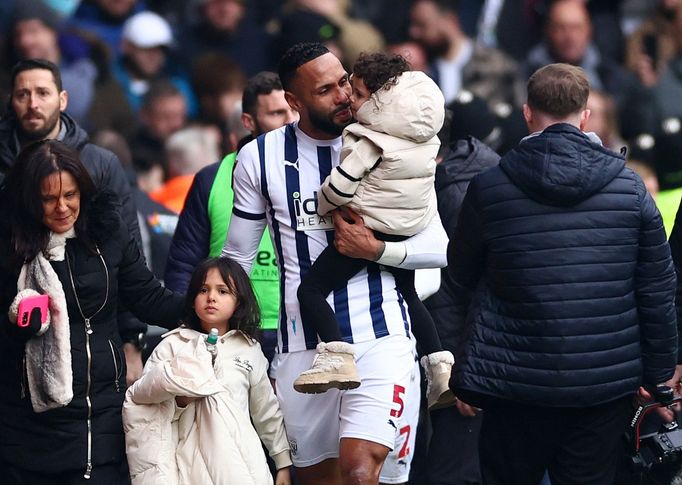 Kyle Bartley spěchá s rodinou do bezpečí.