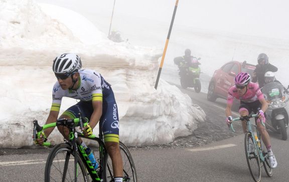 Esteban Chaves na loňském Giru. Pro závod jsou typické prudké změny počasí v horských etapách.