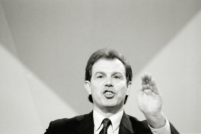 Mladý Tony Blair hovoří na konferenci labouristů v Blackpoolu v roce 1992.