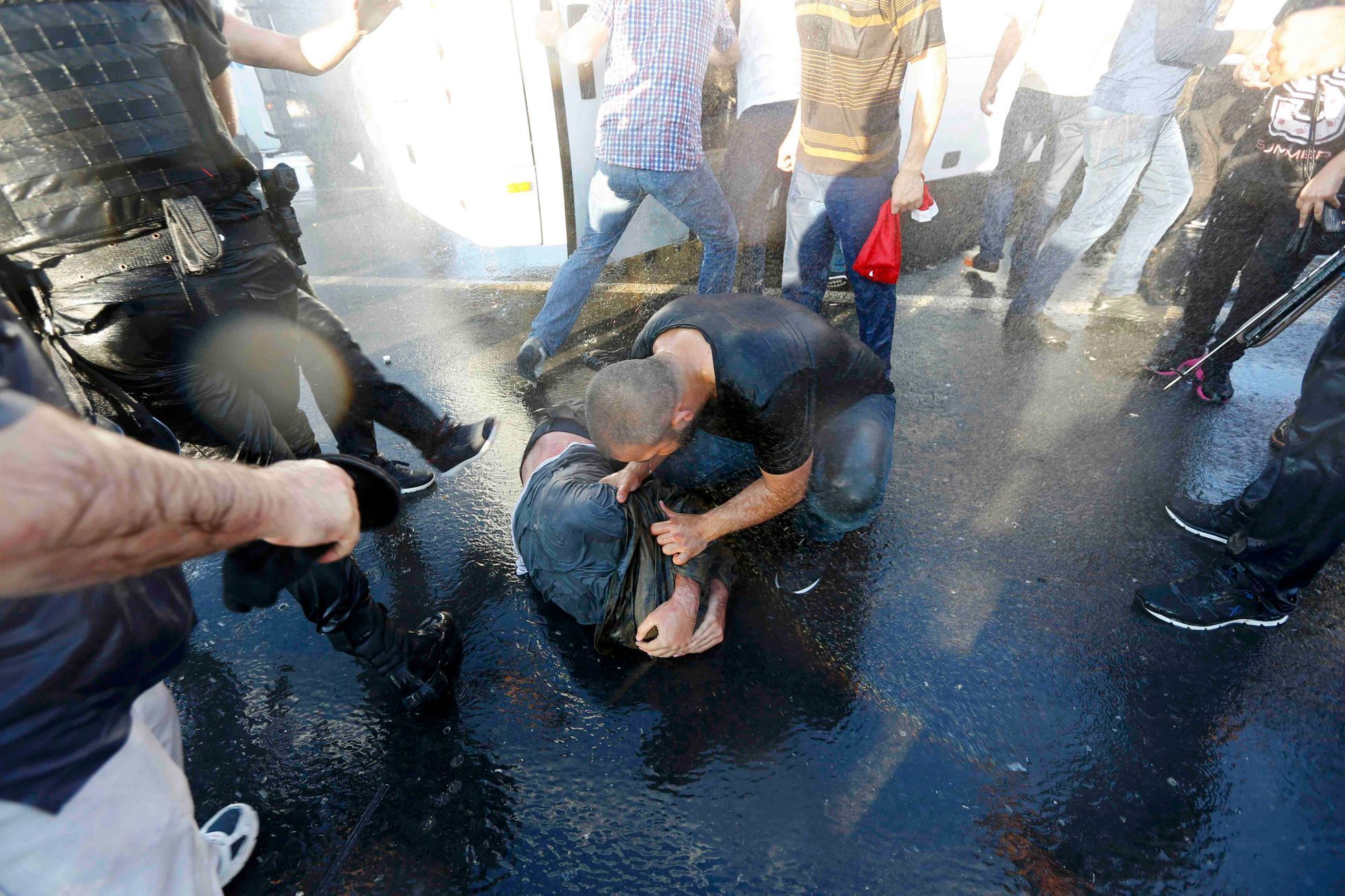 Civilista bije vojáka poté, co se armádní jednotky vzdaly policii na Bosporském mostě v Istanbulu