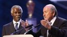 Prezident Mezinárodní fotbalové asociace FIFA Sepp Blatter při slavnostním losování kvalifikace MS 2010 v JAR. Vlevo prezident hostitelské země Thabo Mbeki.