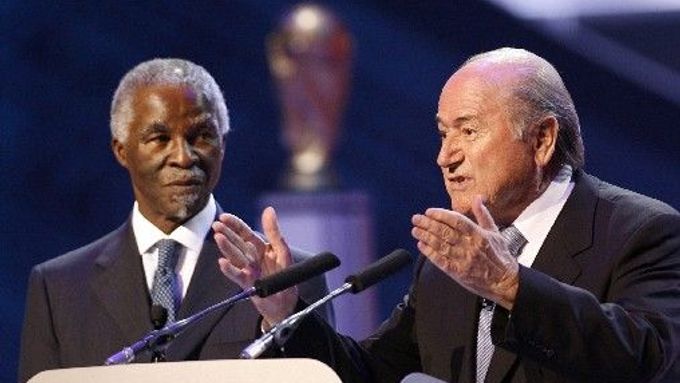 Prezident Mezinárodní fotbalové asociace FIFA Sepp Blatter při slavnostním losování kvalifikace MS 2010 v JAR. Vlevo prezident hostitelské země Thabo Mbeki.
