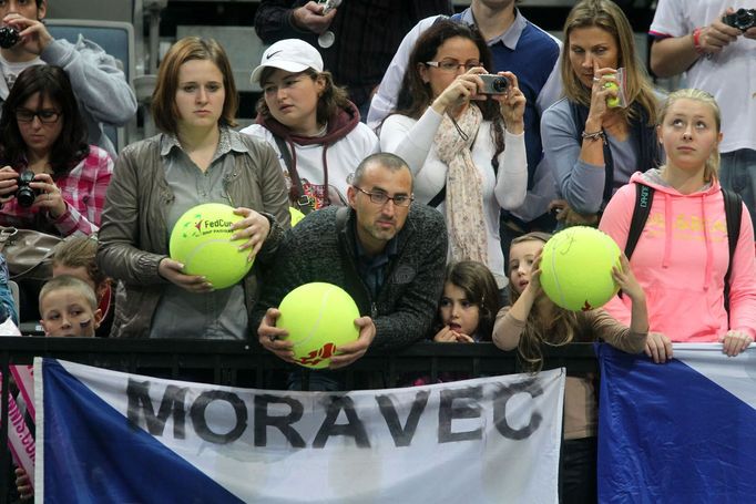 Česká tenistka Petra Kvitová v utkání Fed Cupu 2012 proti Srbce Aně Ivanovičové.