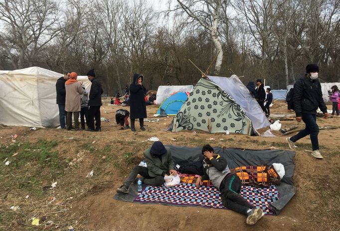 Migranti na řecko-turecké hranici.