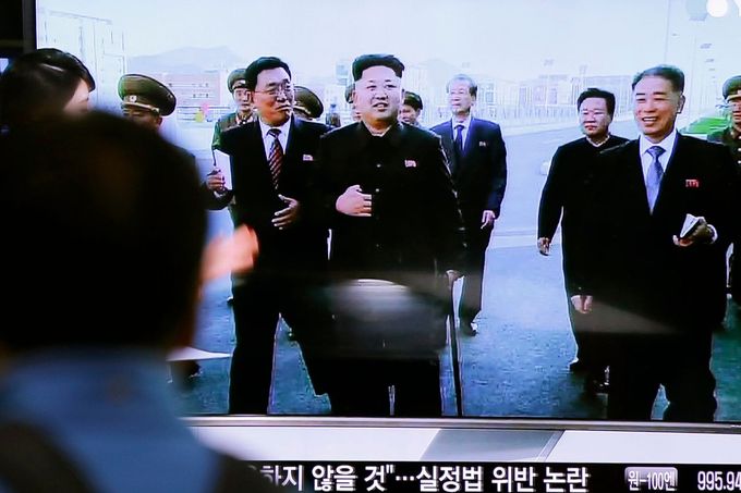 Muž na nádraží v jihokorejském Soulu sleduje televizi, která ukázala údajně nové fotografie vůdce KLDR Kim Čong-una. Ten se na veřejnosti objevil po více než měsíci.