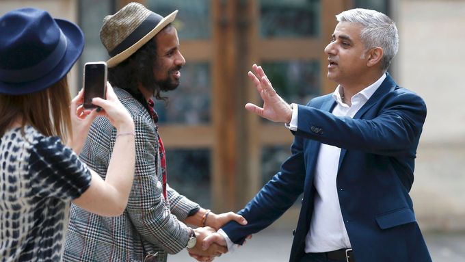 První muslimský starosta Londýna Sadiq Khan se zdraví s divákem poté, co složil slib.