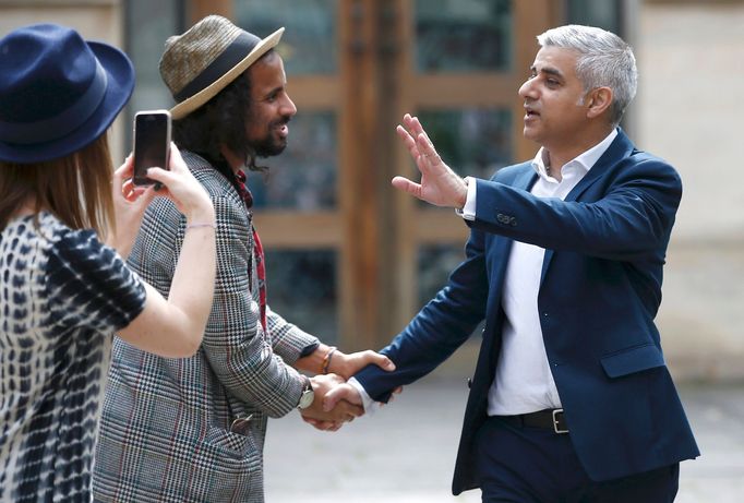 První muslimský starosta Londýna Sadiq Khan se zdraví s divákem poté, co složil slib.