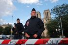 Útočník od Notre-Dame na videu hlásal věrnost Islámskému státu, zřejmě ale jednal sám