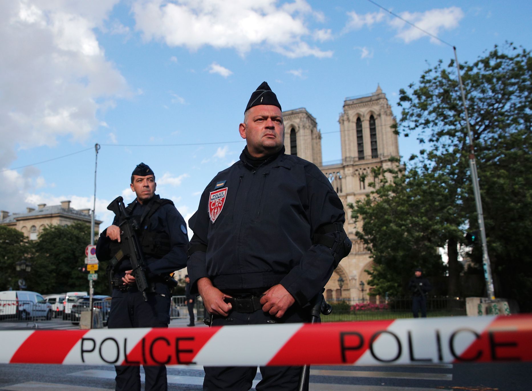 Policisté na místě útoku před katedrálou Notre-Dame.