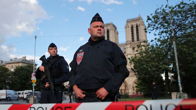 Policie po útoku před katedrálou Notre-Dame.